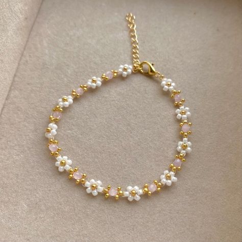 Daisy bracelets > 🌸 Link in bio #jewelry #jewellery #daisybracelet #flowerbracelet #flowers #aesthetic #cute #beads #beadedjewelry #beadedjewellery #fyp #explore #etsy #shop #smallbusiness #jewellerybusiness Bridgerton Jewellery, Flower Bead Necklace, Beaded Flower Bracelet, Bracelet Aesthetic, Gold Bracelet Simple, Daisy Bracelet, Aesthetic Flower, Seed Beading, Floral Bracelet