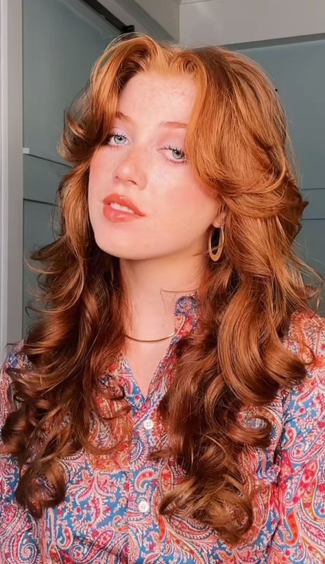 credit to the wonderful @/geenahunt 1970s Hairstyles Short, Nancy Core, 70's Hair, 70s Haircuts, 1970s Hair, Curly Ginger Hair, Heartless Curls, 1970s Hairstyles, Layered Hair With Bangs