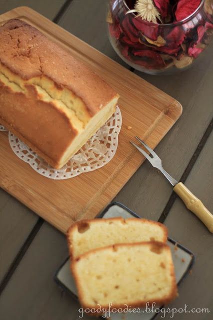 Eat your heart out: Recipe: Lemon Madeira Cake (Nigella Lawson) Lemon Madeira Cake, Madeira Cake Recipe, Cake Recipe Moist, British Pudding, Madeira Cake, Nigella Lawson Recipes, British Baking, Great British Bake Off, Eat Your Heart Out