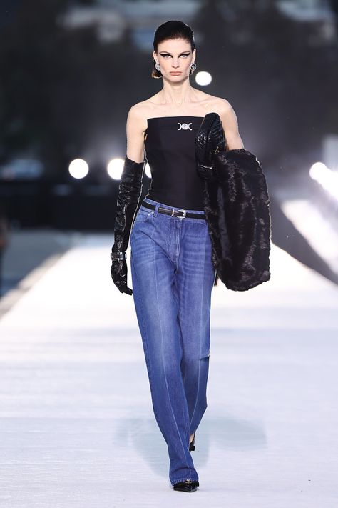 Simple Clothes, Versace Runway, Versace Brand, Atelier Versace, Versace Outfit, Donatella Versace, Fall 2023, Stage Outfits, 2023 2024