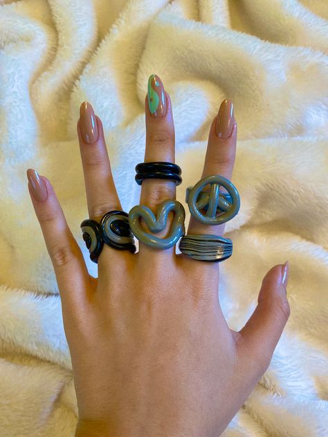 Diy Clay Rings Aesthetic, Diy Clay Rings, How To Make Ceramic, Polymer Clay Ring, Clay Rings, Fimo Jewelry, Trendy Rings, Clay Diy Projects, Clay Crafts Air Dry