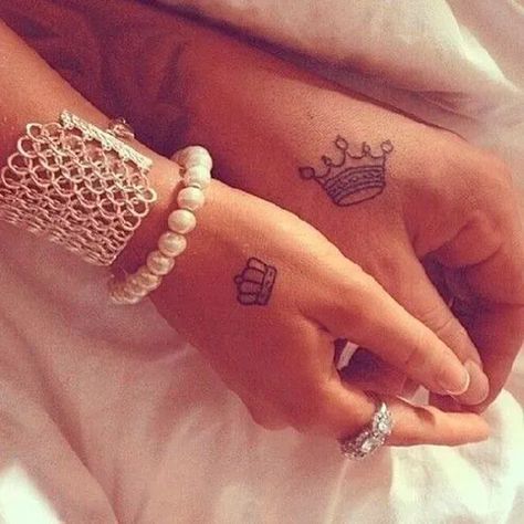 Idée de tatouage à faire en couple #tatoo #tatouage #love Double Tattoo, 19 Tattoo, Tiara Tattoo, Tattoo Couple, Princess Tattoo, Home Tattoo, Tattoo Blog, Friend Tattoos, Couple Tattoos