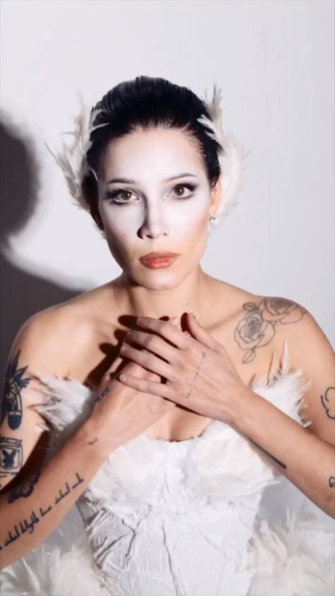 Halsey Halloween, Halloween Costume 2022, The Black Swan, Halsey, Black Swan, Halloween Costume, The Black, Game Of Thrones Characters, Halloween Costumes