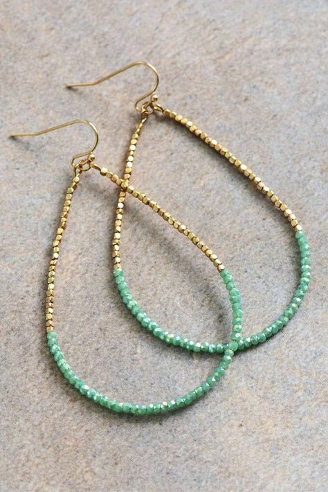 Seed Bead Teardrop Earrings, Beaded Dangle Earrings Tutorial, Easy Wire Earrings, Easy Bead Earrings, Bead Designs Pattern, Diy Beaded Earrings Tutorials, Beads Earrings Diy, Bead Earrings Ideas, Earring Making Ideas