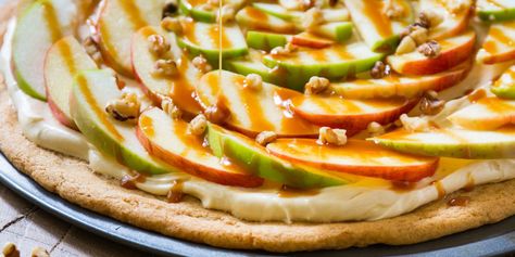 Eat pizza for dessert by giving apple pie a makeover in this fall ready caramel apple pizza recipe. It's the perfect party treat for kids and adults alike this autumn! Apple Pizza Dessert, Caramel Apple Pizza, Apple Dessert Pizza Recipe, Caramel Apple Dessert, Apple Dessert Pizza, Fruit Pizza Frosting, Caramel Cream Cheese Frosting, Pizza Recipe Video, Fruit Pizza Bar