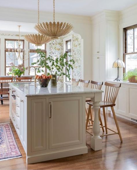 White Kitchen Traditional, All White Kitchen, Coastal Kitchen, Gorgeous Kitchens, Kitchen Tiles Backsplash, Large Kitchen, Traditional Kitchen, White Cabinets, Breakfast Room