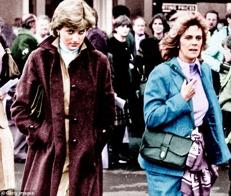 Lady Diana Spencer and Camilla Parker-Bowles at Ludlow Races where Prince Charles was competing, in 1980 Camila Parker, Prinz Charles, Wallis Simpson, Princess Diana Pictures, Prince Charles And Camilla, Camilla Parker Bowles, Princes Diana, Elisabeth Ii, Charles And Diana