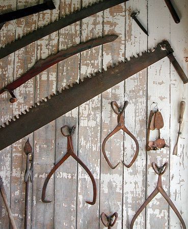 Antique Tools Decor, Old Farm Decor, Old Tools Decor Ideas, Tool Display, Rusty Tools, Ice Tongs, Farm Tools, Workshop Organization, Antique Tools