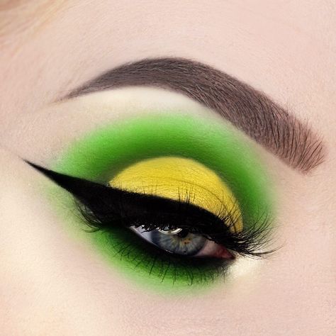 Ida H on Instagram: “I get a kind of Monster Inc vibe from this 💚🔫 ________ Mike Wazowski Makeup, Monsters Inc Makeup, Monsters Inc Mike, Mike From Monsters Inc, Makeup Simple, Monster Inc, Mike Wazowski, My Board, Eye Makeup Art