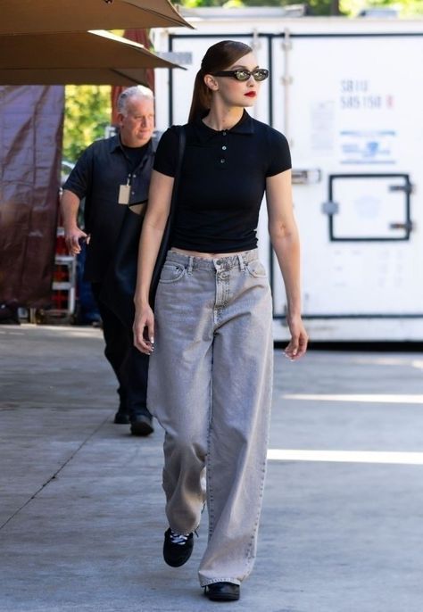 Jiji Hadid Style, Black Polo Shirt Outfit, Black Polo Shirt Outfit Woman, Celebrity Street Style Casual, Kandal Jenner, Lucy Hale Style Outfits, Polo Shirt Outfit, Supermodel Fashion, Gigi Hadid Street Style