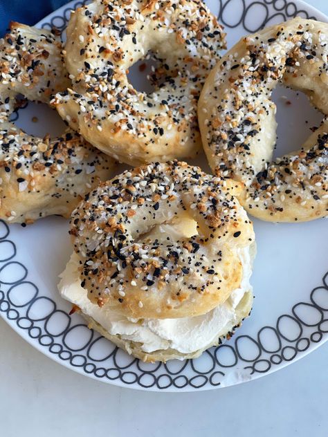 3 Ingredient Biscuit Recipe, Make Bagels, How To Make Bagels, Bagel Toppings, Fun Breakfast, Tasty Meat, Homemade Bagels, Brunch Recipe, Easy Holiday Recipes