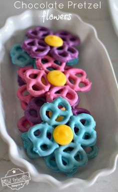 Spring Flower Baby Shower Ideas, Church Bake Sale Ideas, Pretzel Flowers, October Cake, Kids Bake Sale, Snack Crafts, Edible Kids Crafts, Chocolate Covered Pretzels Recipe, Easter Deserts