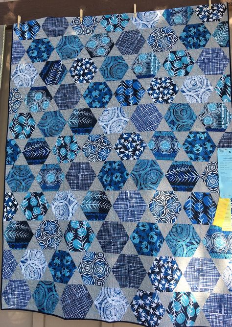 Hexagon and triangle quilt blocks Monochromatic blues Patchwork English Paper Piecing, Finishing A Hexie Quilt, Hexagon Quilt Ideas, Hexagon Quilt Patterns, Triangle Quilt Blocks, Mosaic Quilt, Hexagon Quilting, Monochromatic Quilt, Hexie Quilts Patterns