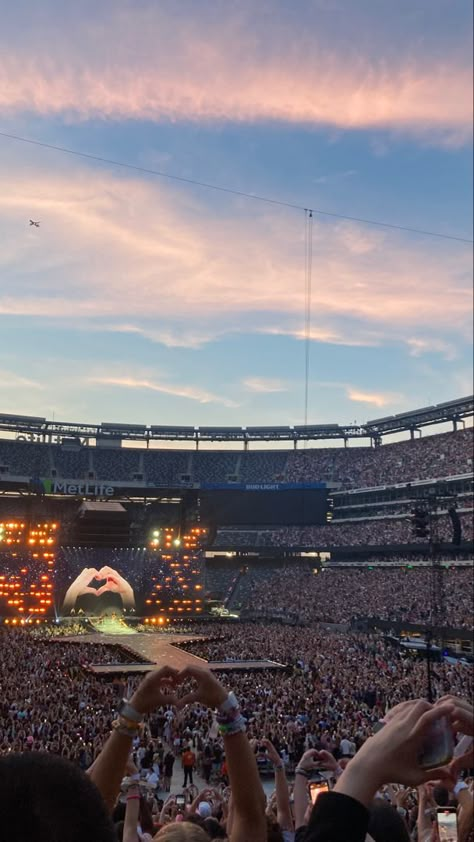 Aesthetic Eras Tour, Eras Tour Aesthetic, Taylor Swift Fotos, Tour Aesthetic, Aesthetic Era, Taylor Swift Aesthetic, Popular Travel Destinations, Swift Tour, Taylor Swift Cute