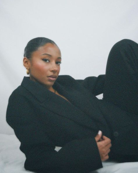 Evening walks | Instagram Black Women In Suits, Blazer Photoshoot Women, Blazer Photoshoot, A Simple Makeup Look, Oversized Black Blazer, Simple Makeup Look, October Mood, Black Blazer Outfit, Winter Arc