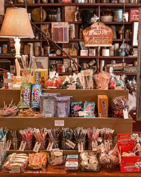 Old Fashioned Candy Display, Penny Candy Display, Vintage Sweet Shop, Old Fashioned Candy Shop, Old Fashioned Candy Store, Sweet Shop Aesthetic, Candy Store Ideas, Candy Display Ideas, Candy Store Aesthetic