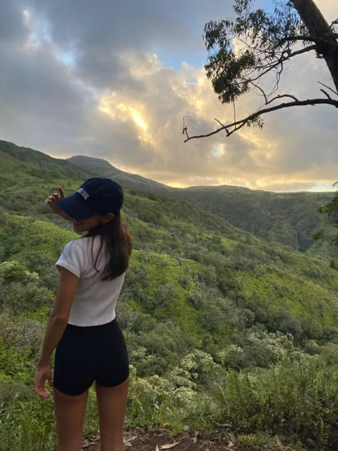 Hiking Picture Poses, Cute Hiking Poses, Trekking Poses Photo Ideas, Hike Pictures Ideas, Summer Outfits Hiking, Waterfalls Outfit Ideas, Hiking Pics Instagram, Aesthetic Hiking Pictures, Hike Poses