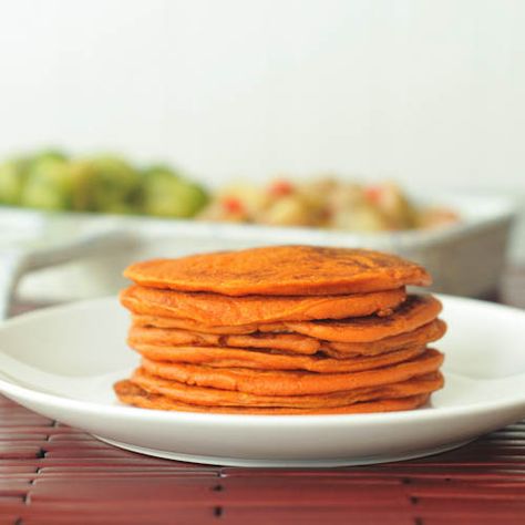 savory tomato protein pancakes via @spabettie Pancake Protein, Sweet Potato Veggie Burger, Vegan Caramel, Gluten Free Vegan Recipes, Vegan Yogurt, Protein Pancakes, Vegan Cooking, Vegan Foods, Vegan Baking