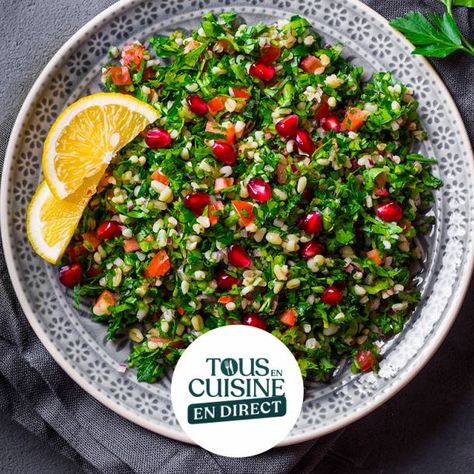 Recette Taboulé vert aux crevettes Italian Salads, Tabbouleh Salad Recipe, Tabbouleh Recipe, Quinoa Tabbouleh, Detox Waters, Herb Salad, Lemon Slices, Islamic Caligraphy, Caligraphy Art