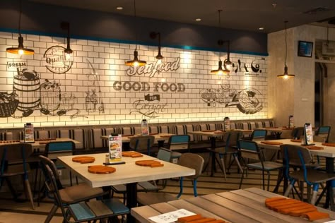 Located in the metropolitan area, Fish & Co. strives to bring a seaside atmosphere thru the play of its interior design. Burger Store, Bars Design, Fish And Chip Shop, Decoration Restaurant, Design Café, Burger Bar, Oyster Bar, Restaurant Concept, General Lighting