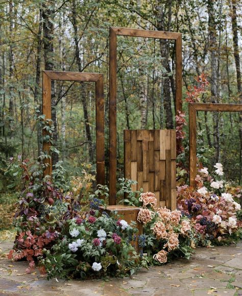 Unique Wedding Arches, Outdoor Photo Backdrop, Wood Backdrop Wedding, Garden Display, Wedding Backdrop Design, Dekor Diy, Wedding Stage Decorations, Wedding Decor Inspiration, Rustic Theme