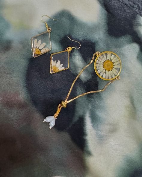 Real white daisies captured in a custom-made bracelet and earrings set for a client! ✨ Real flowers jewelry, white daisy jewelry, resin jewelry, resin bracelet, pressed flowers jewelry, pressed flowers bracelet, pressed flowers earrings Floral Resin Jewelry, Floral Resin, Flowers Earrings, Daisy Jewelry, Resin Bracelet, Real Flower Jewelry, White Daisies, Jewelry Resin, Jewelry White