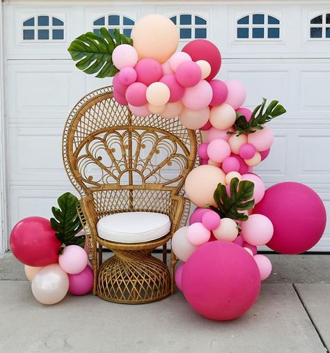 Chair With Balloons, Luau Theme, Peacock Chair, Up Theme, Tropical Theme, Balloon Diy, Luau Party, Balloon Garland, Party Time