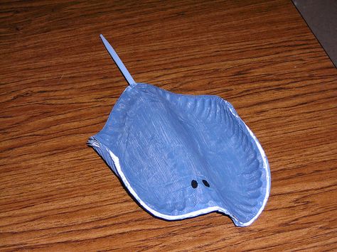 Paper plate stingray craft. On the underside, draw the skeleton and learn how it functions. Stingray Craft, Kindergarten Promotion, 3s Preschool, Preschool Ocean, Ocean Theme Preschool, Preschool Spring, Ocean Projects, Child Activities, Ocean Unit