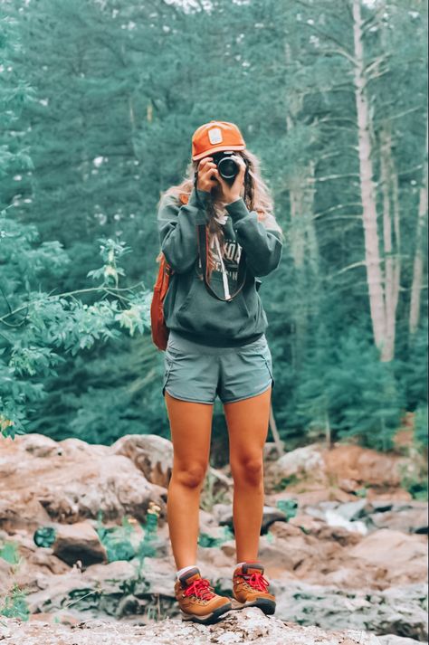 Outfit For Walking In The Forest, Backpacker Aesthetic, Hiker Girl Aesthetic, Outfit Camping, Hike Outfit, Cute Camping Outfits, Wander Outfit, Hiker Girl, Camping Outfit