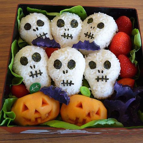 Make a spooky lunch box with rice skulls and jack-o'-lantern persimmons for Halloween. Halloween Bento, Bento Box Ideas, Halloween Lunch Box, Halloween Lunch, Cute Bento Boxes, Spooky Snacks, Cute Bento, Bento Recipes, Japanese Bento