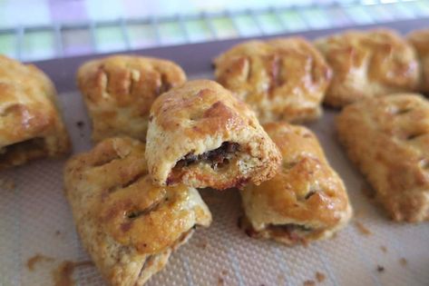 Puff Pastry Sausage Rolls, Snack Savory, Keto Dough, Keto Pastry, Lupin Flour, Pastry Ideas, Fathead Dough, Low Carb Meats, Keto Breakfasts