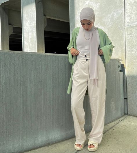 Outfit With White Pants, Green Blouse Outfit, White Pants Summer, Sage Green Blouse, Modest Hijab, Dress Pants Outfits, White Pants Outfit, Street Hijab Fashion, Modest Summer Outfits