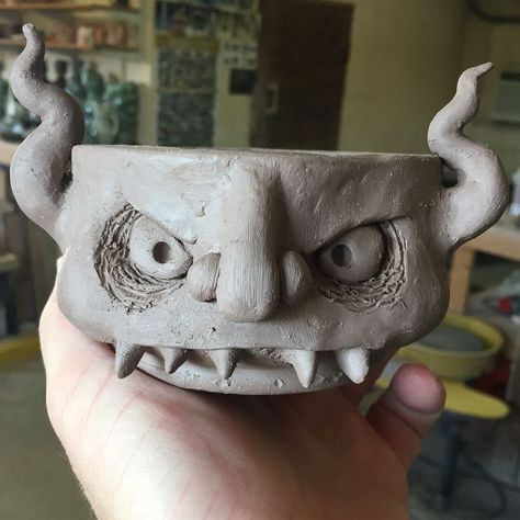 Horror Ceramic Art, Ceramic Monsters Pinch Pots, Skull Pinch Pot, Vessel Ceramic Ideas, Ceramic Creatures Clay Monsters, Cool Clay Sculptures Inspiration, Clay Monster Ideas, Monster Mugs Ceramics, Pottery Monsters