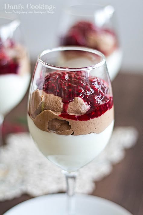 This delicious Double Chocolate Mousse with Raspberry sauce is the best dessert that you can prepare in less than one hour! It is decadent and full of flavour: a fantastic treat for every chocolate lover! Double Chocolate Mousse, Summer Fruit Desserts, Dessert Shooters, Dark Chocolate Mousse, Best Chocolate Desserts, Raspberry Mousse, White Chocolate Mousse, Raspberry Sauce, Fruity Recipes