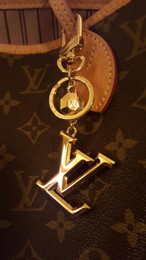 Zapatillas Louis Vuitton, Louis Vuitton Iphone Wallpaper, Louis Vuitton Store, Image Swag, Louis Vuitton Purse, Louis Vuitton Accessories, Fashion Wall Art, Pink Wallpaper Iphone, Aesthetic Iphone