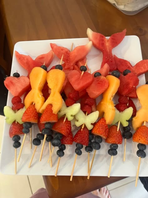 Charcuterie Board Mermaid, Ariel Food Ideas, Mermaid Tail Fruit Platter, Ariel Desserts, Fruit On Stick, Under The Sea Themed Party Food, Mermaid Fruit Ideas, Mermaid Fruit Platter, Mermaid Veggie Tray