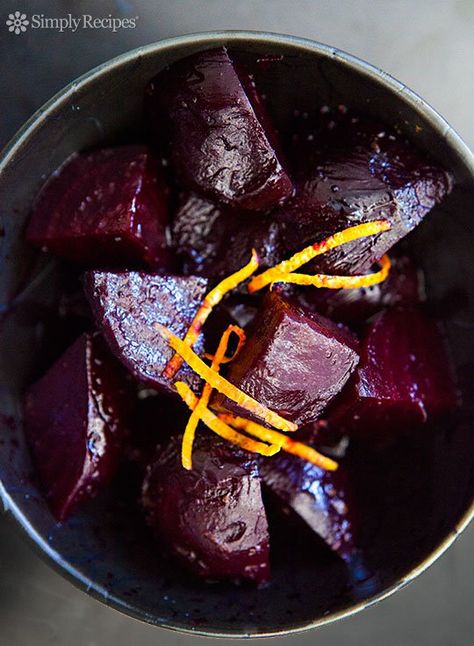 Beets are high in immune-boosting vitamin C, fiber, and essential minerals like potassium. Try this simple and tasty recipe tonight! Boiled Beets, Beets Roasted, Wilted Greens, Holiday Roast, Balsamic Glaze Recipes, Plats Healthy, Beet Recipes, Pickled Beets, Red Beets