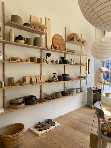 Pottery Gallery Display, Display Design Exhibition Products, Retail Shelving Ideas, Japan Interior Design, Hygge Design, Store Shelves Design, Design Studio Office, Retail Shelving, Home Decor Quotes