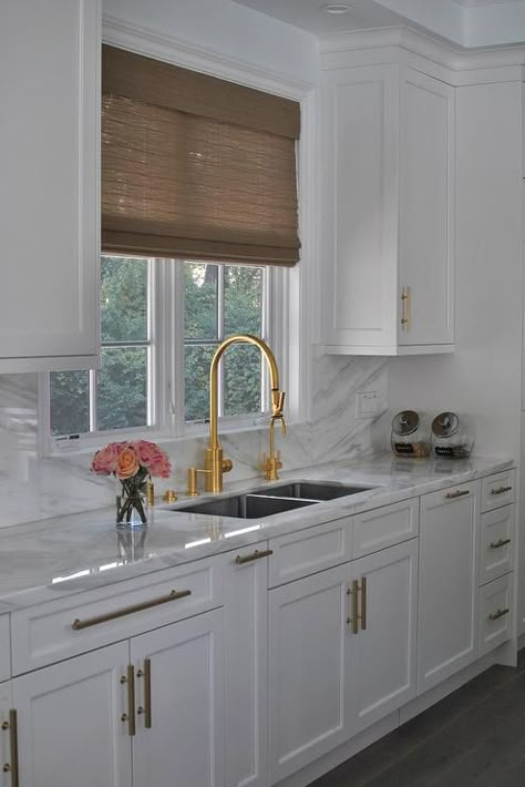 Kitchen With White Cabinets, White Kitchen Sink, Farmhouse Kitchen Cabinets, Kitchen Cabinets Makeover, White Kitchen Design, Brass Kitchen, Classic Kitchen, Cabinet Makeover, Kitchen Marble