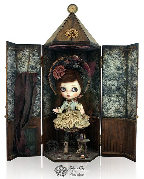 Endrina & Alice room box | Flickr - Fotosharing! Cookie Dolls, Doll Case, Toy Sculpture, Doll Display, Doll Painting, Art Dolls Handmade, Creepy Dolls, Room Box, Custom Dolls