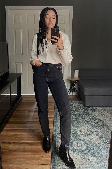 Black Stone Wash Jeans Outfit, Black Mom Jeans Winter Outfit, Black Jeans Winter Outfit Casual, Nice Black Jeans Outfit, Off Black Jeans Outfit, Black Vintage Jeans Outfit, Black Tapered Jeans Outfit, Tops For Black Jeans, Black Mom Jeans Outfit Spring