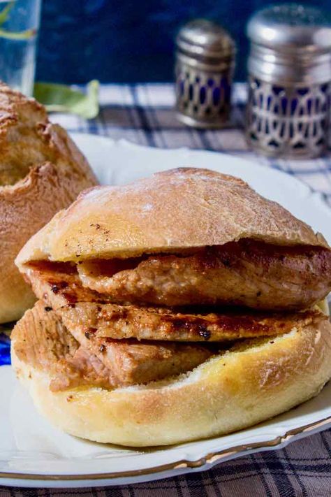 bifana Portuguese Bifana Recipe, Football Food Dinner, Football Food Crockpot, Football Food Desserts, Cutlet Sandwich, Portuguese Rice, Portuguese Recipe, Portuguese Bread, Pork Sandwich Recipes