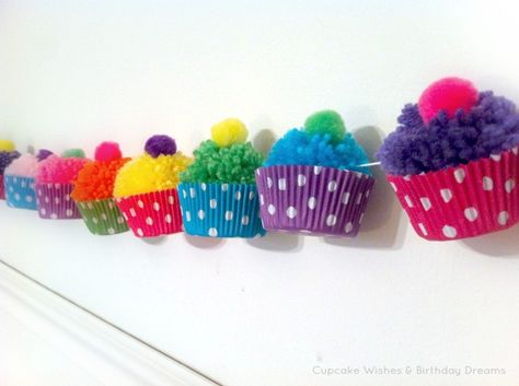 Wishes Cupcake & Dreams Aniversário: {Cupcake segunda-feira} Fio Pom-Pom Cupcake Garland Cupcake Garland, Pom Pom Cupcakes, Diy Yarn Pom Pom, Cupcake Decorating Party, Cupcake Birthday Party, Pom Pom Crafts, Yarn Pom Pom, Pom Pom Garland, Yarn Diy