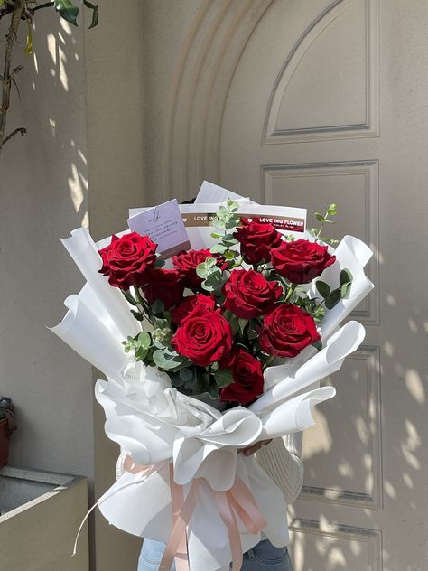 Big Bouquet Of Flowers Aesthetic, Red Bouquet Aesthetic, Flower Bucket Bouquets, Red And Orange Bouquet, Orange Bouquets, Flower Bouquet Diy, Red Bouquet, Flower Bucket, Red Rose Bouquet