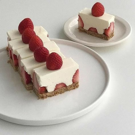 Delicious Cakes, December 29, Cute Desserts, Pretty Cakes, Cafe Food, Yummy Food Dessert, Comfort Foods, Puddings, Pretty Food