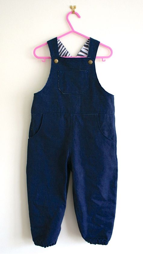 How to Make Overalls for Kids #babyclothingpatterns Baby Dungarees Pattern, Projects For Toddlers, Dungarees Pattern, Dungaree Pattern, Trendy Baby Girl Clothes, Toddler Overalls, Simple Summer Dresses, Sewing Baby Clothes, Kids Overalls