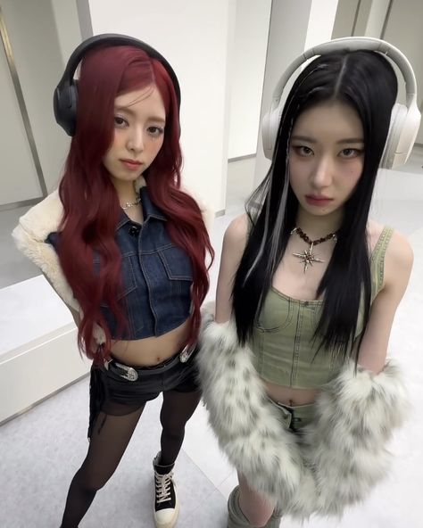 itzy yuna & chaeryeong Yuna And Chaeryeong, Mr Vampire, Itzy Yuna, Kpop Outfits, Korean Beauty, Concert Outfit, South Korean Girls, Kpop Girls, Pretty People