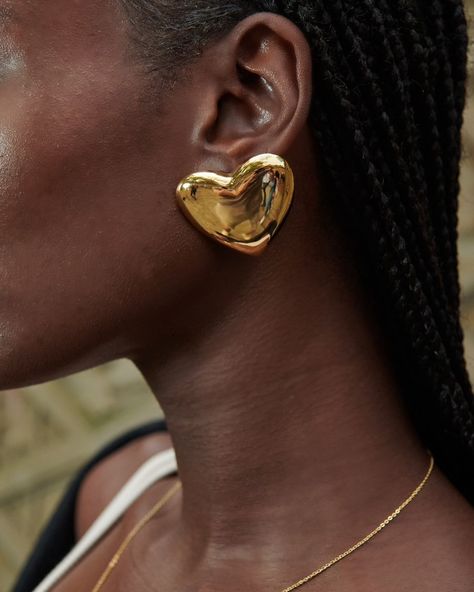 Hey Earrings 😍 #baddie #style #earrings #gold #confidence #women #jewelry #pretty #beautiful #goddess Jewelry Inspiration Earrings, Chunky Heart Earrings, Elegant Accessories Jewelry, Bold Gold Earrings, Earrings 2024 Trends, Timeless Gold Jewelry, Trendy Jewelry 2024, Unique Jewelry Inspiration, Hoop Earrings Outfit