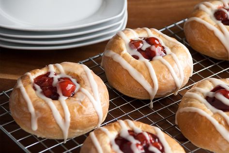 Cherry Kolachy Rolls – Rhodes frozen dough. #Crowd-Brunch-Sweet Dinner Rolls Recipes, Rhodes Rolls Recipes, Rhodes Recipes, Roll Dough Recipe, Christmas Pastry, Rhodes Bread, Rhodes Dinner Rolls, Kolache Recipe, Rhodes Rolls