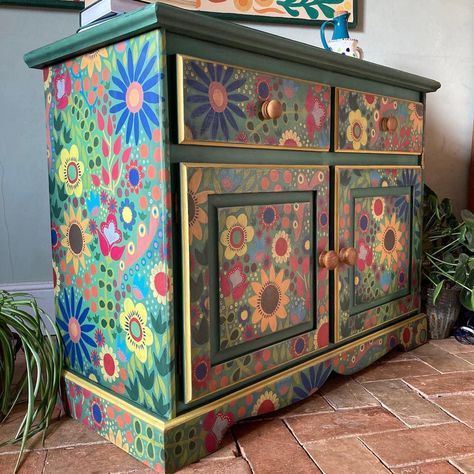 Colorful Wood Furniture, Painted Dresser Ideas Boho, Hippie Furniture, Boho Nightstand, Painted Bookshelves, Artistic Room, Boho Bedroom Furniture, Painted Wardrobe, Turkish Furniture